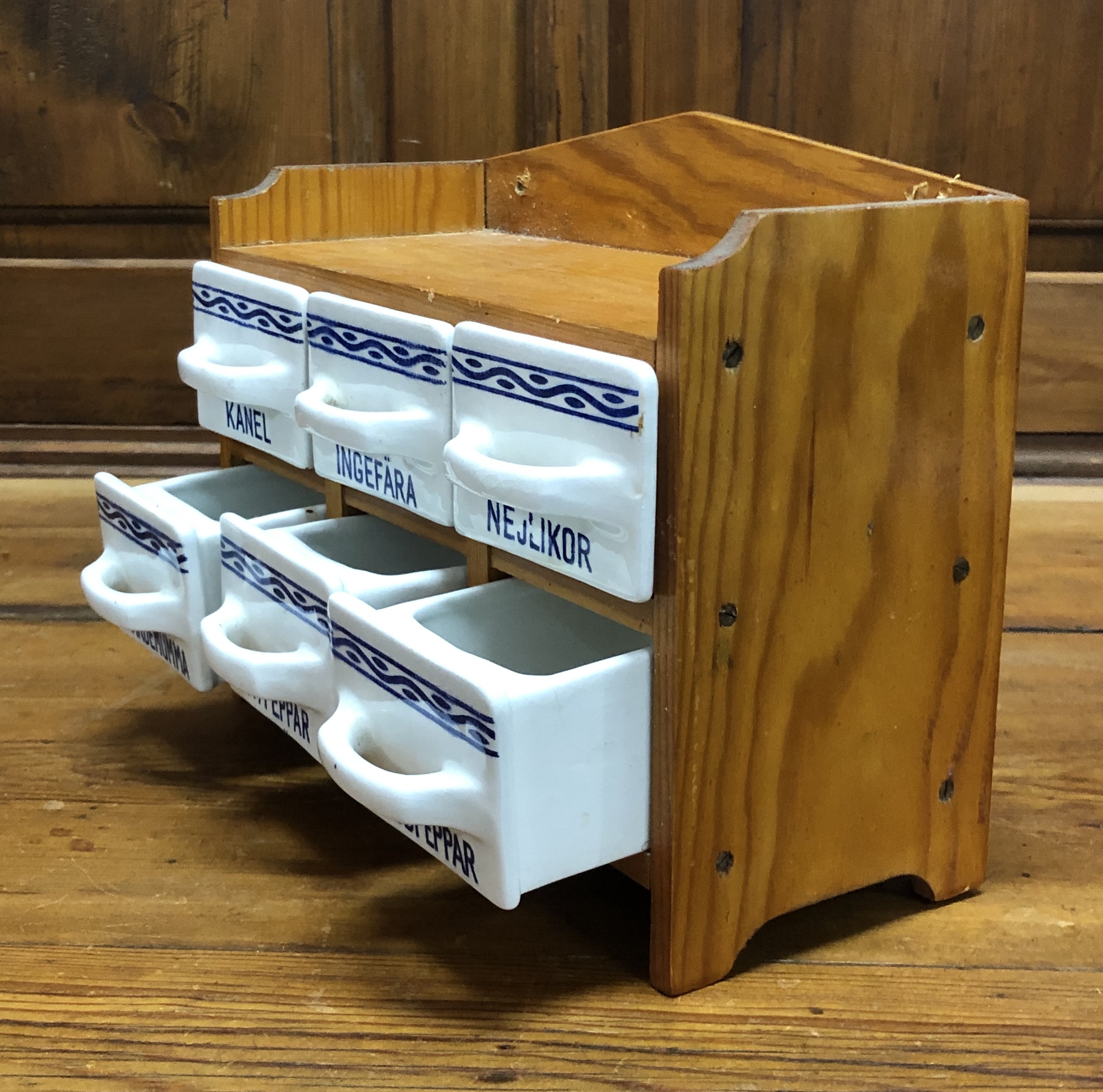 Fin kryddhylla med porslinslådor, Rörstrand