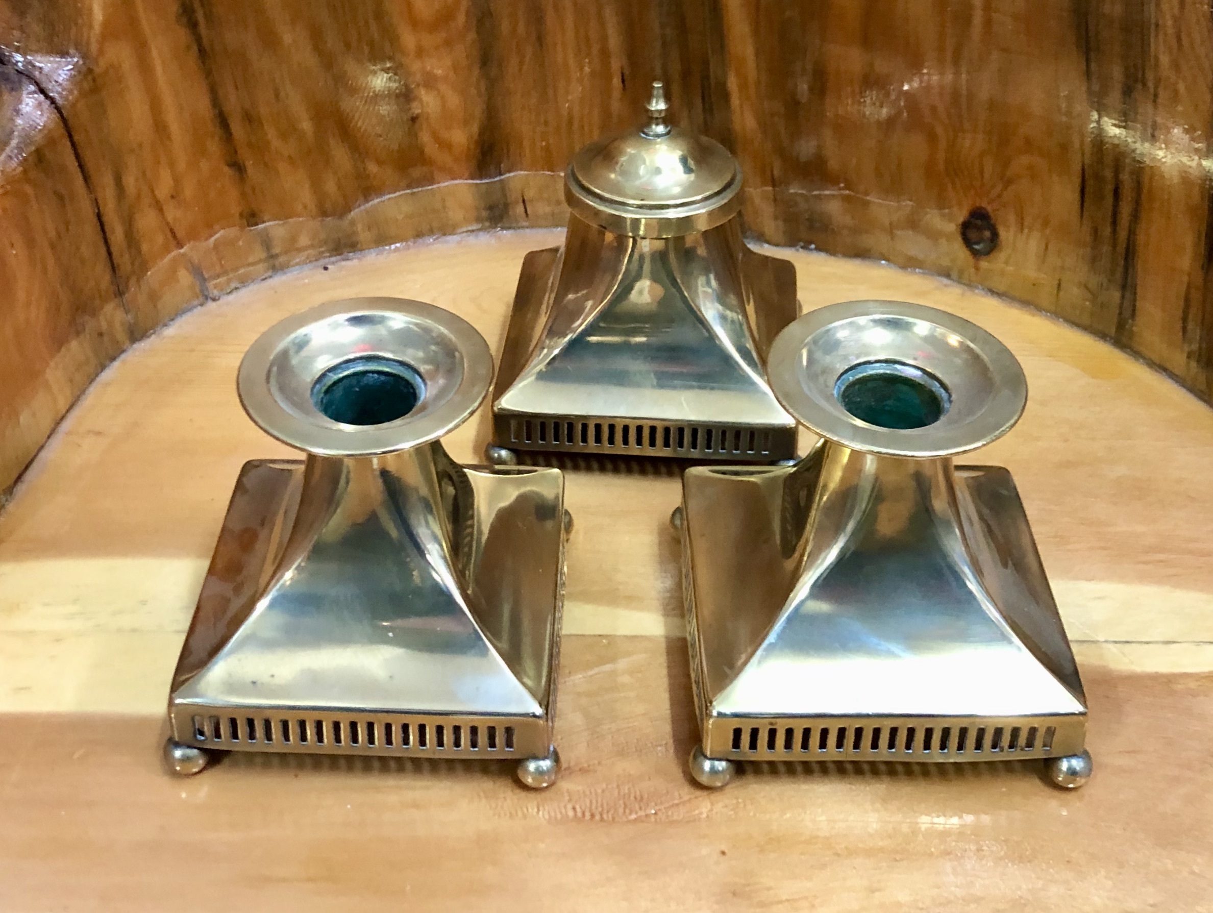 Ett par ljusstakar samt bläckhorn, Jugend, mässing