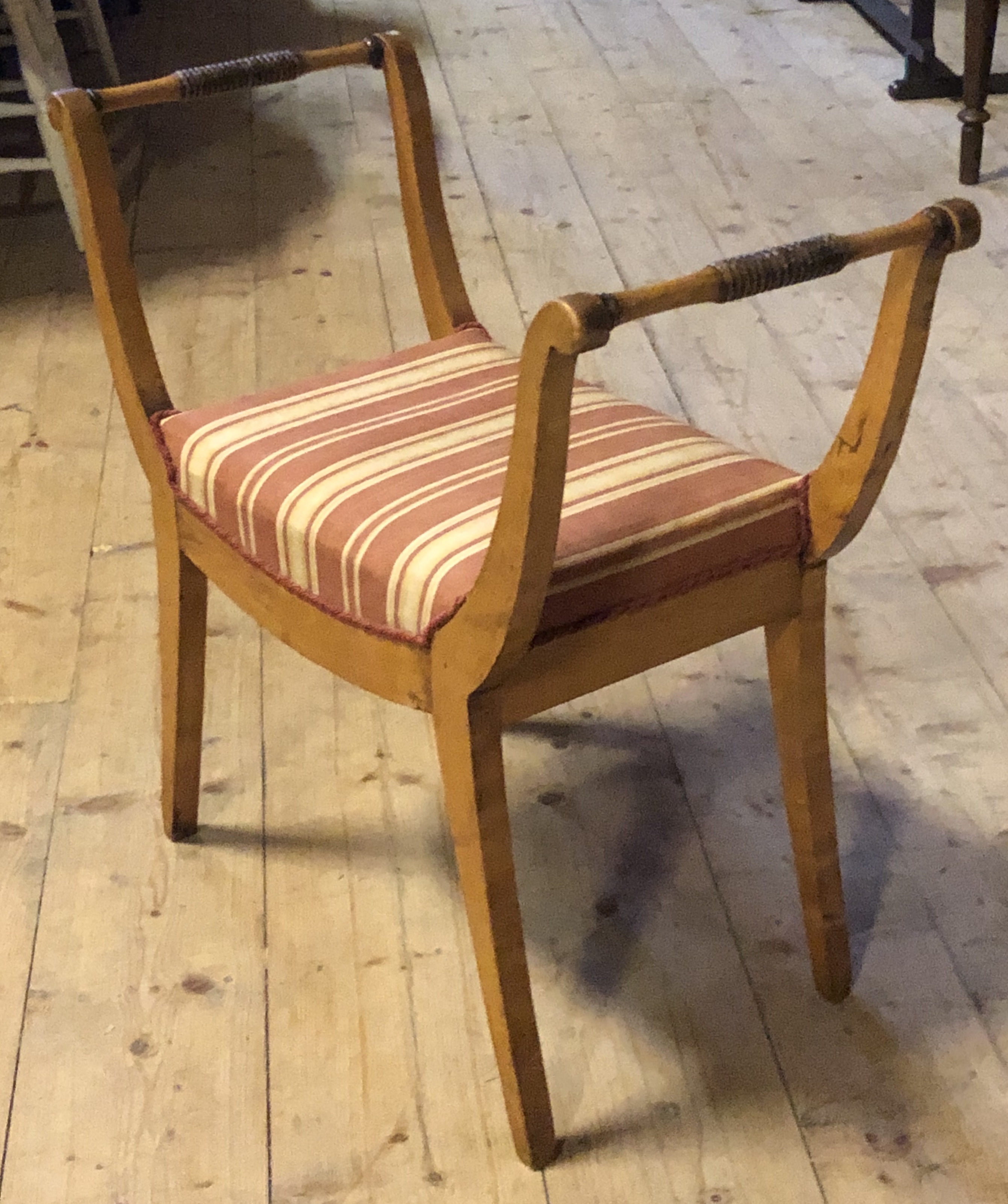 Antik taburett i björk sadelgjord 18-tal