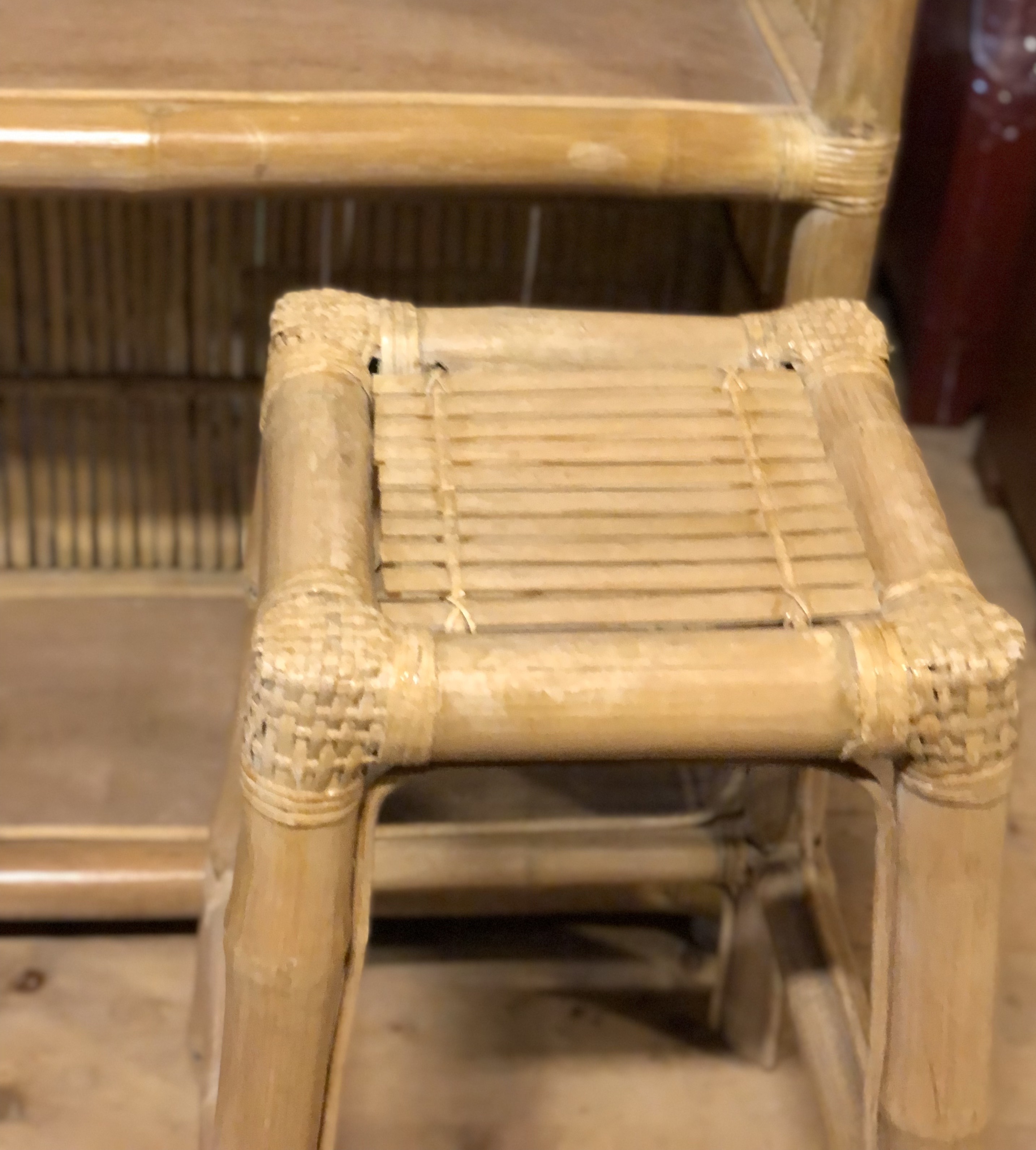 Härlig bambu hylla med pall