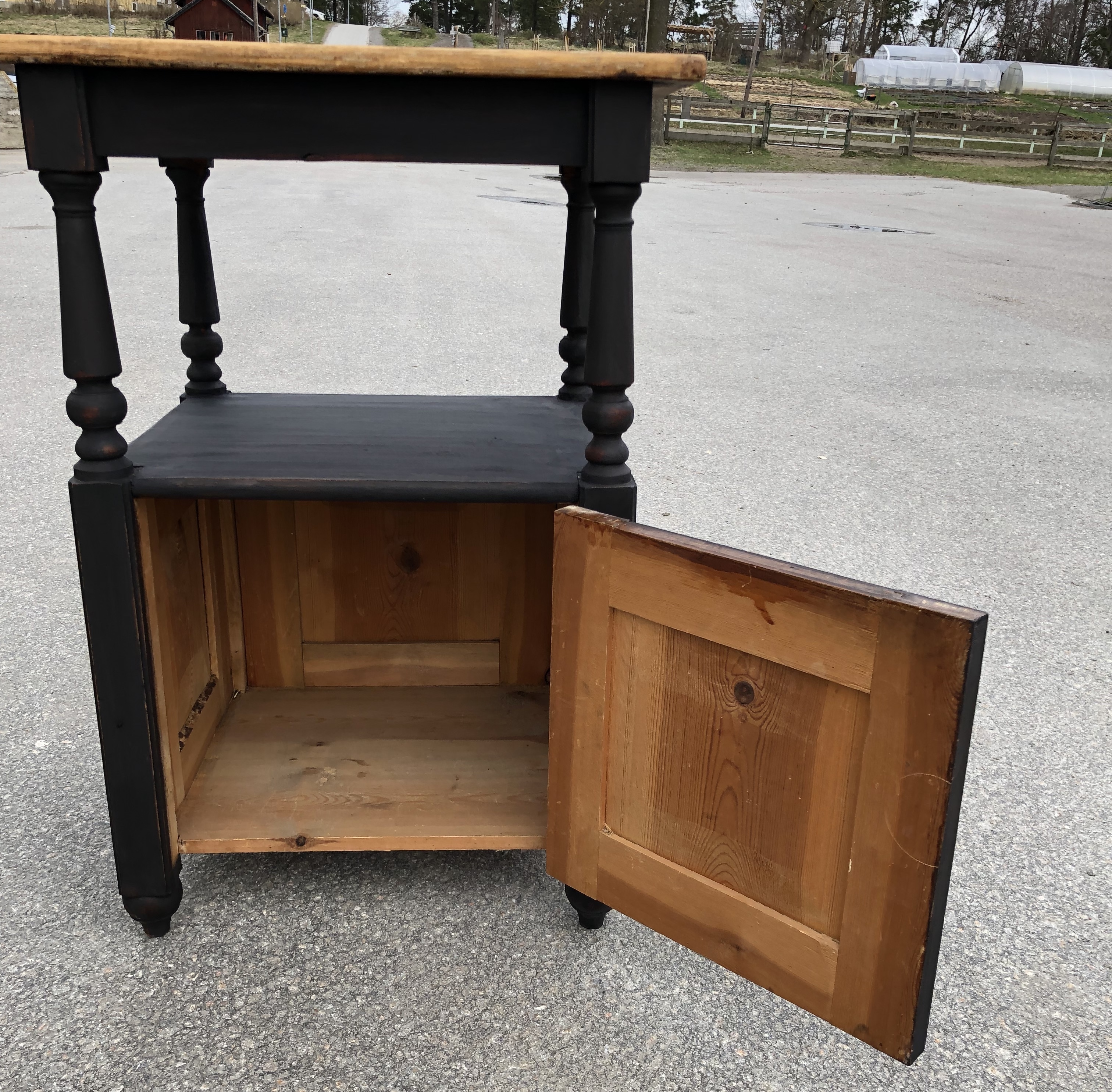 Svartmålad fin kommod / sängbord