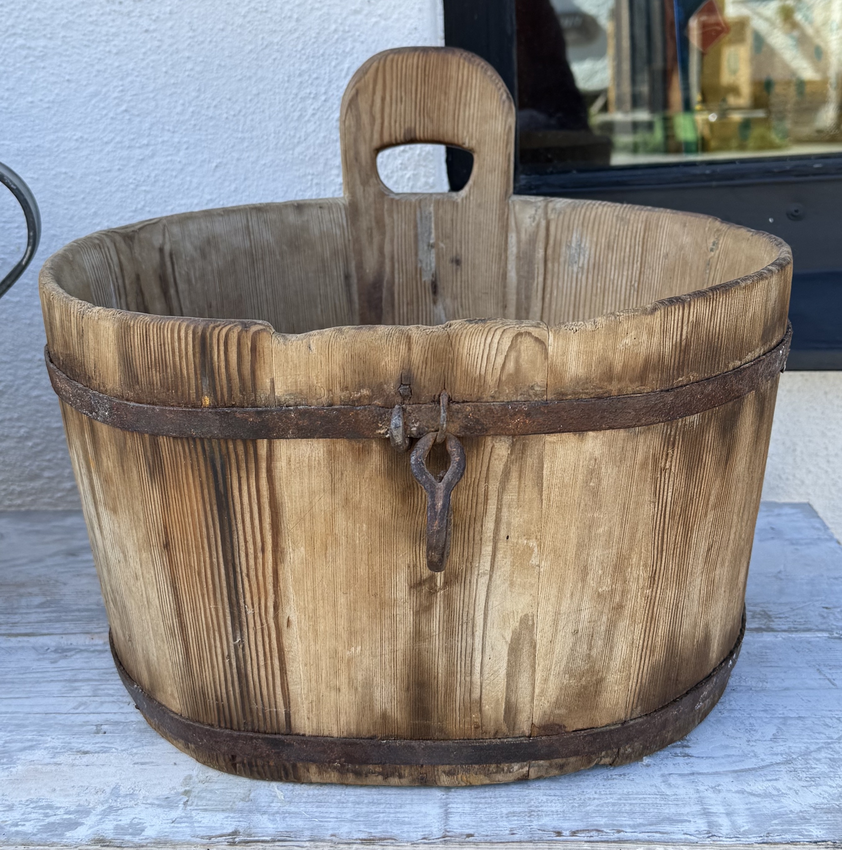 Antikt laggad träkärl