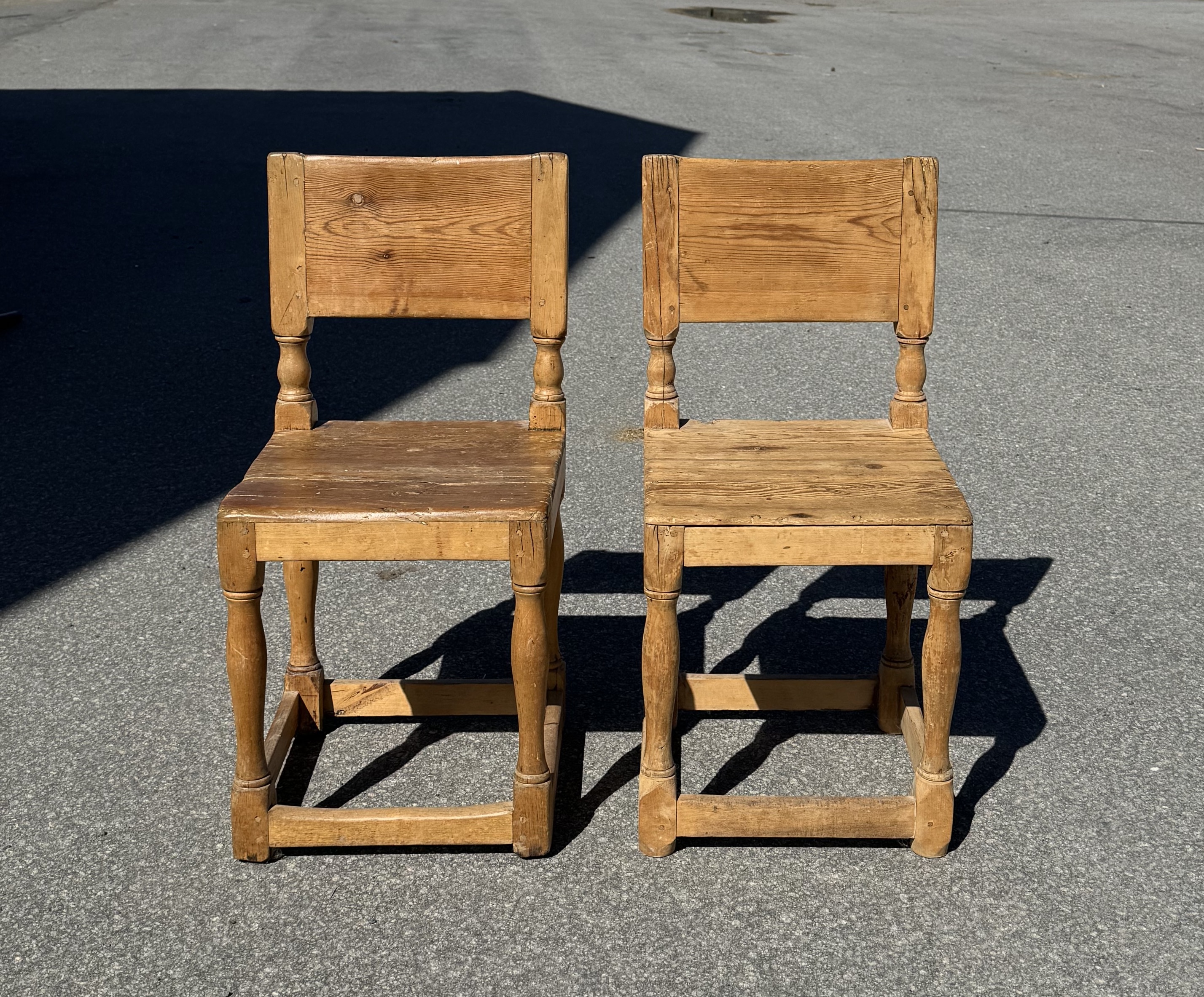 2 antika allmogestolar, tidigt 1800-tal