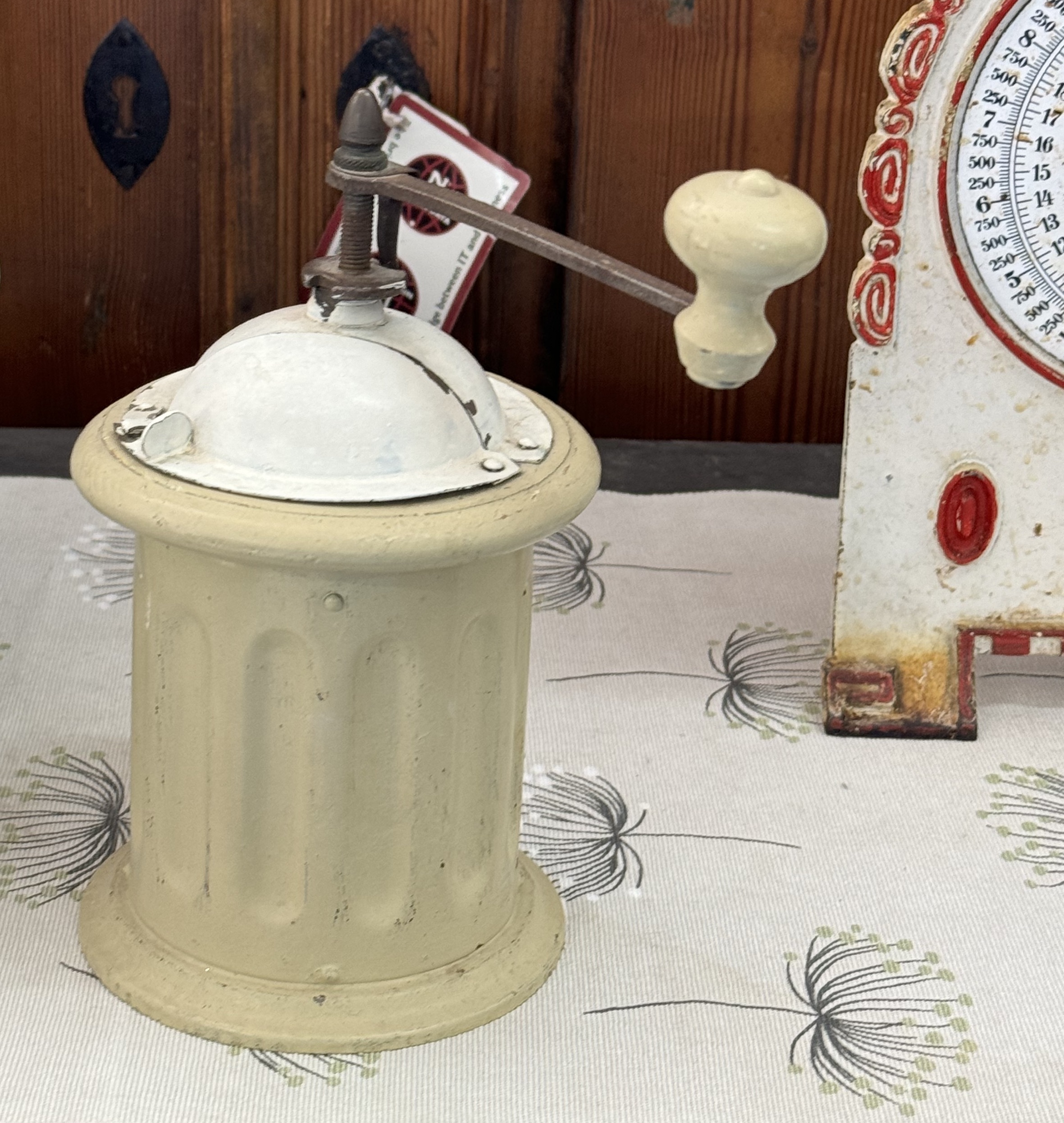 Äldre köksredskap, våg och kaffekvarn