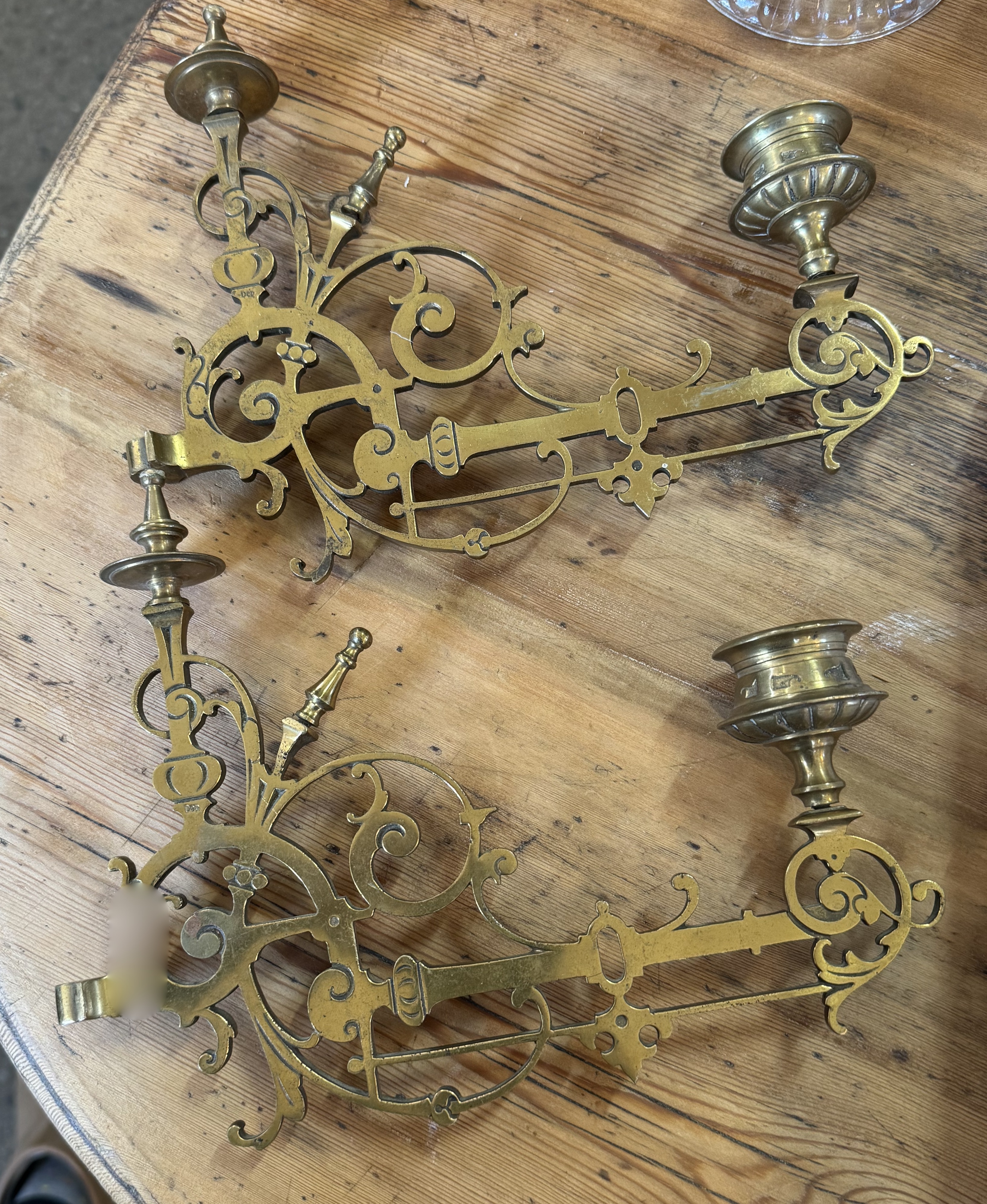 Ett par ljushållare i mässing