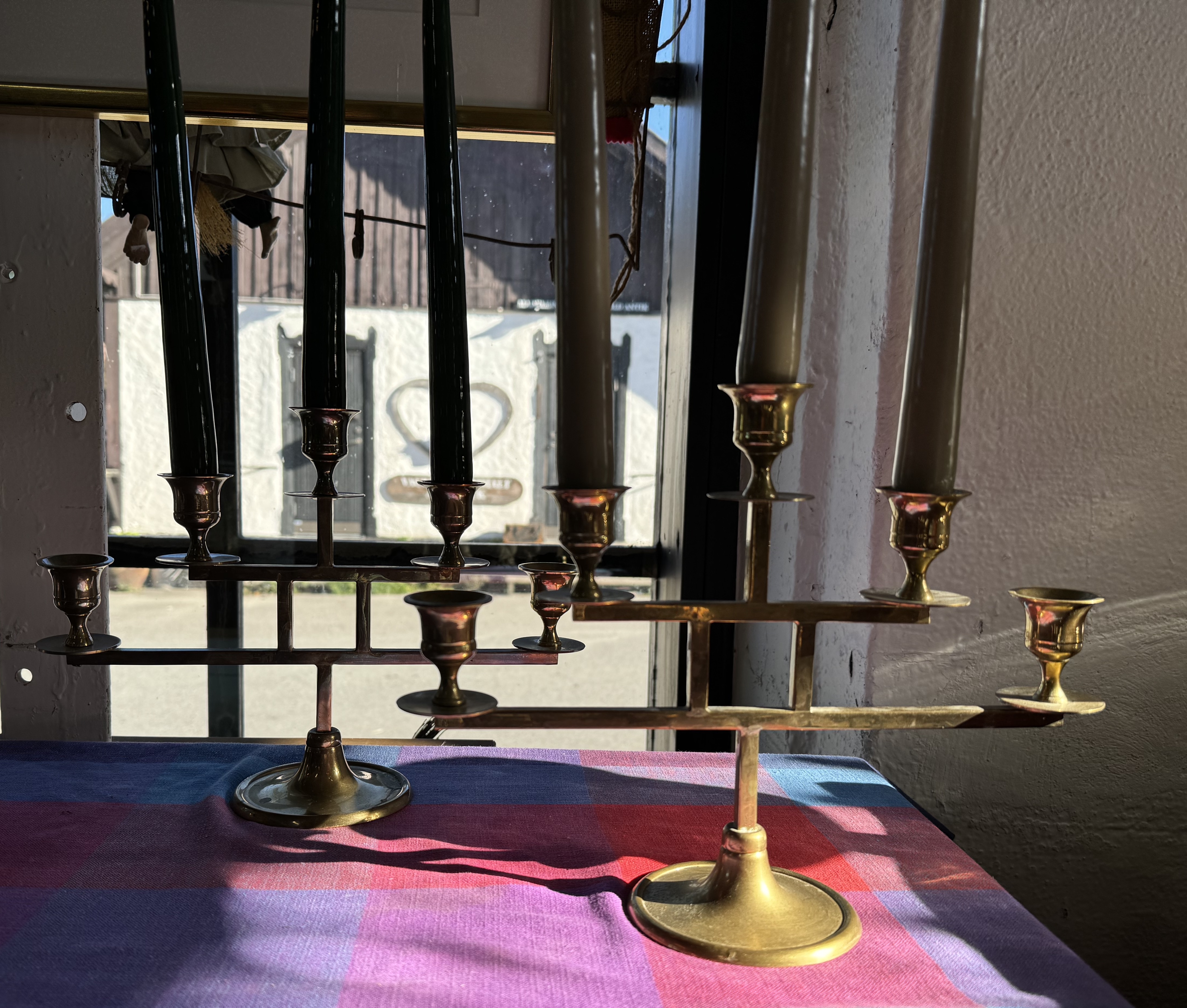 Ett par kandelabrar i mässing