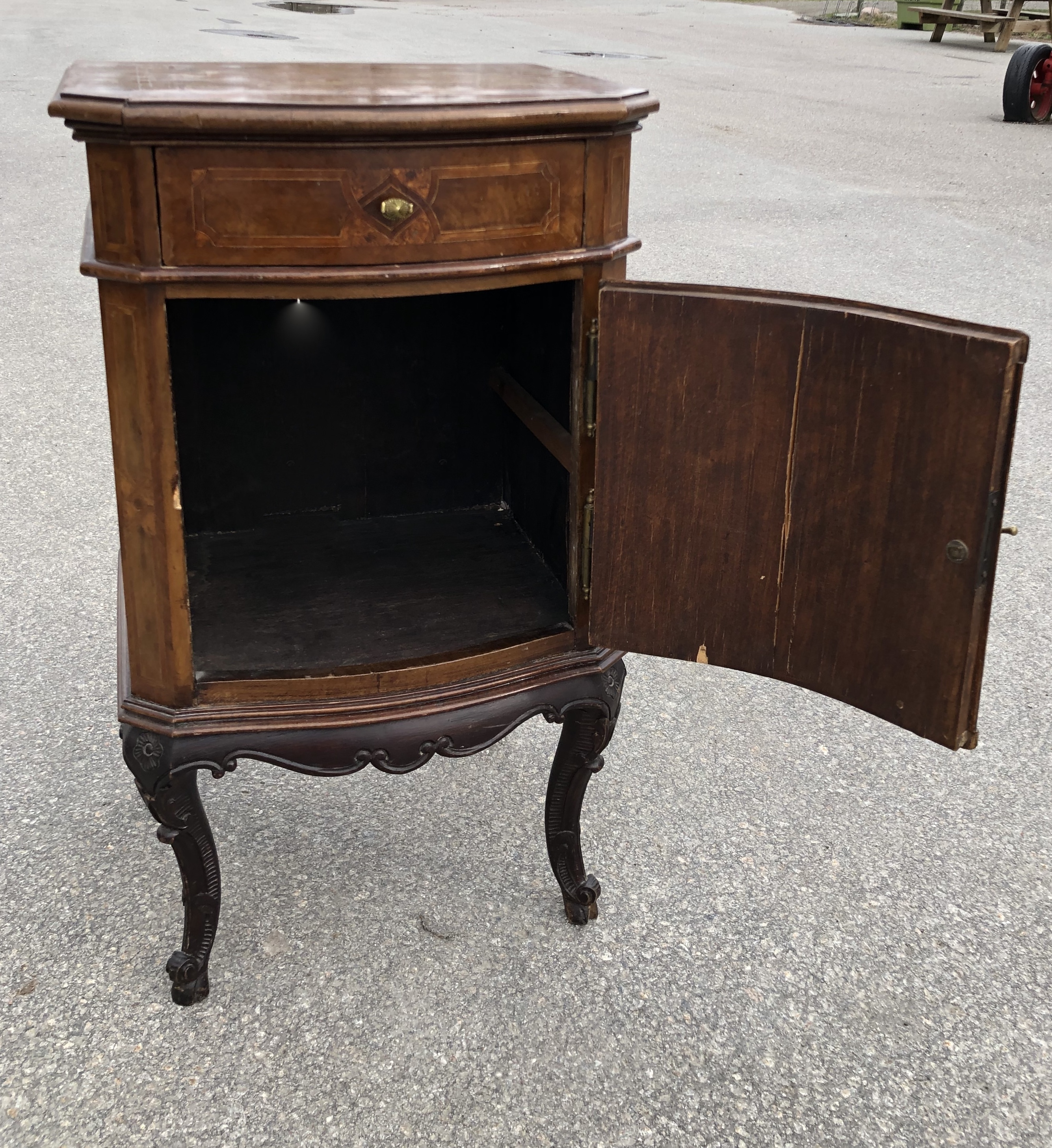 Mindre skåp på ben, 1800 tal