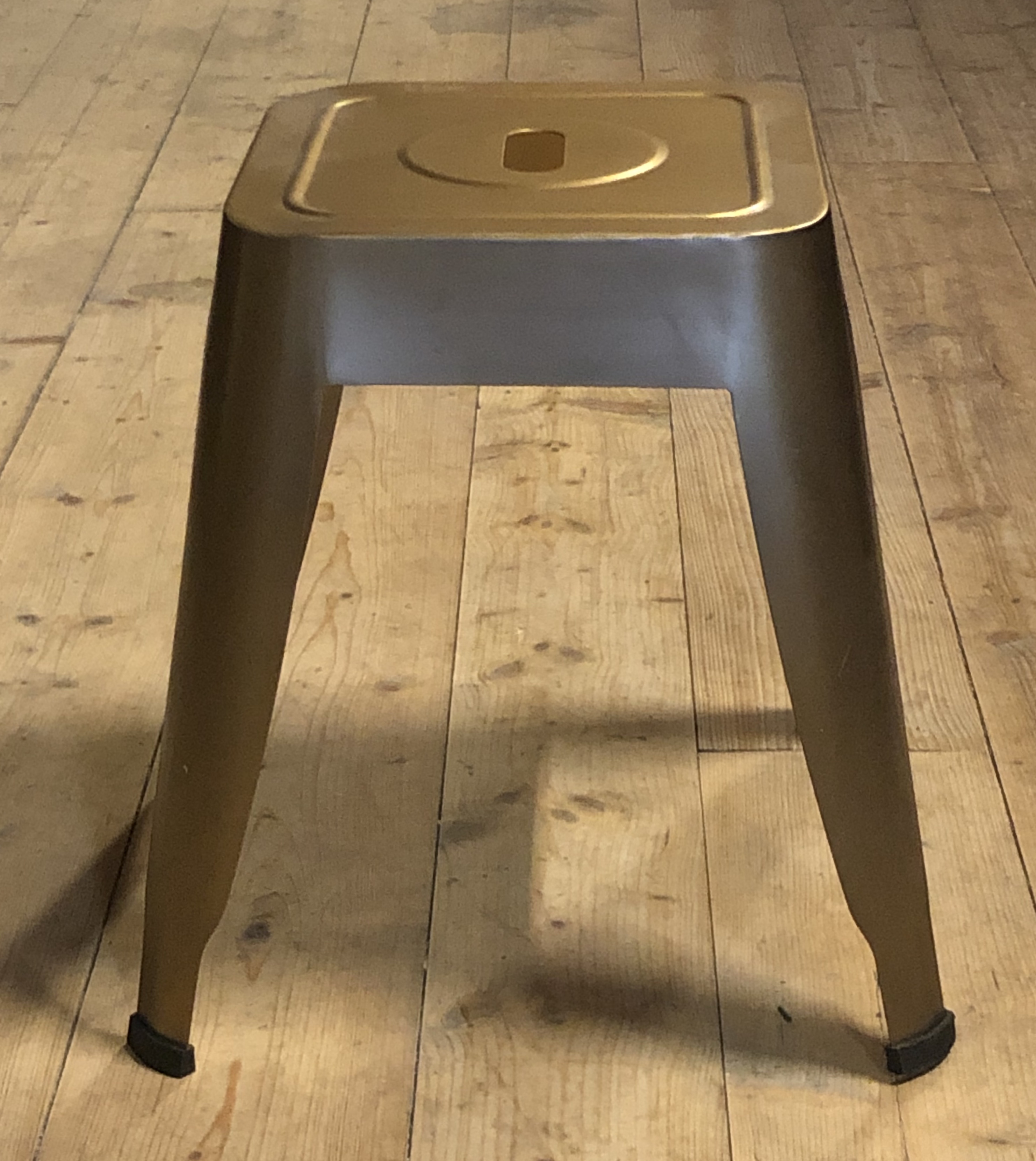 Härlig pall i guldfärgad metall