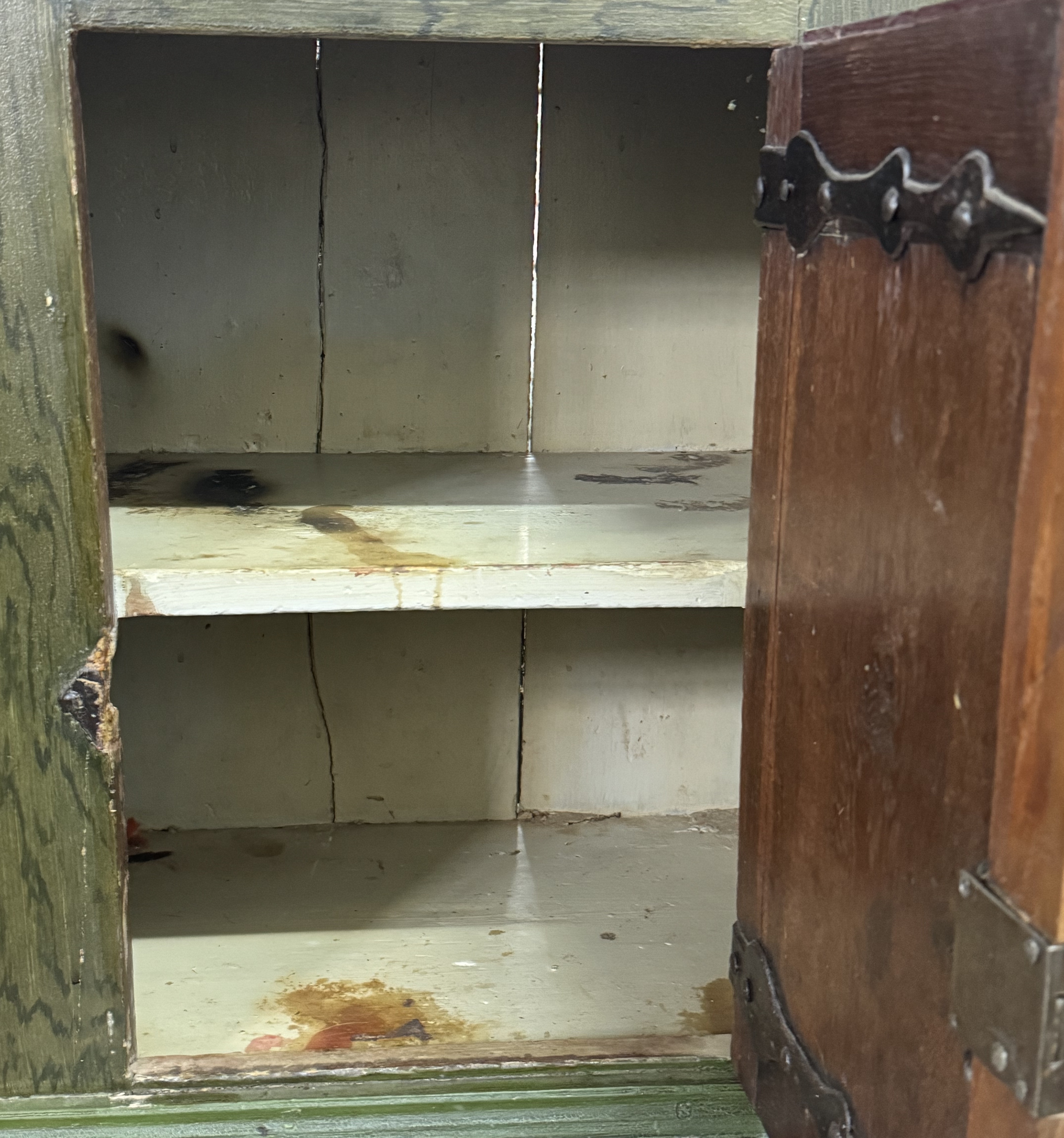 Läckert väggskåp, 1800 tal