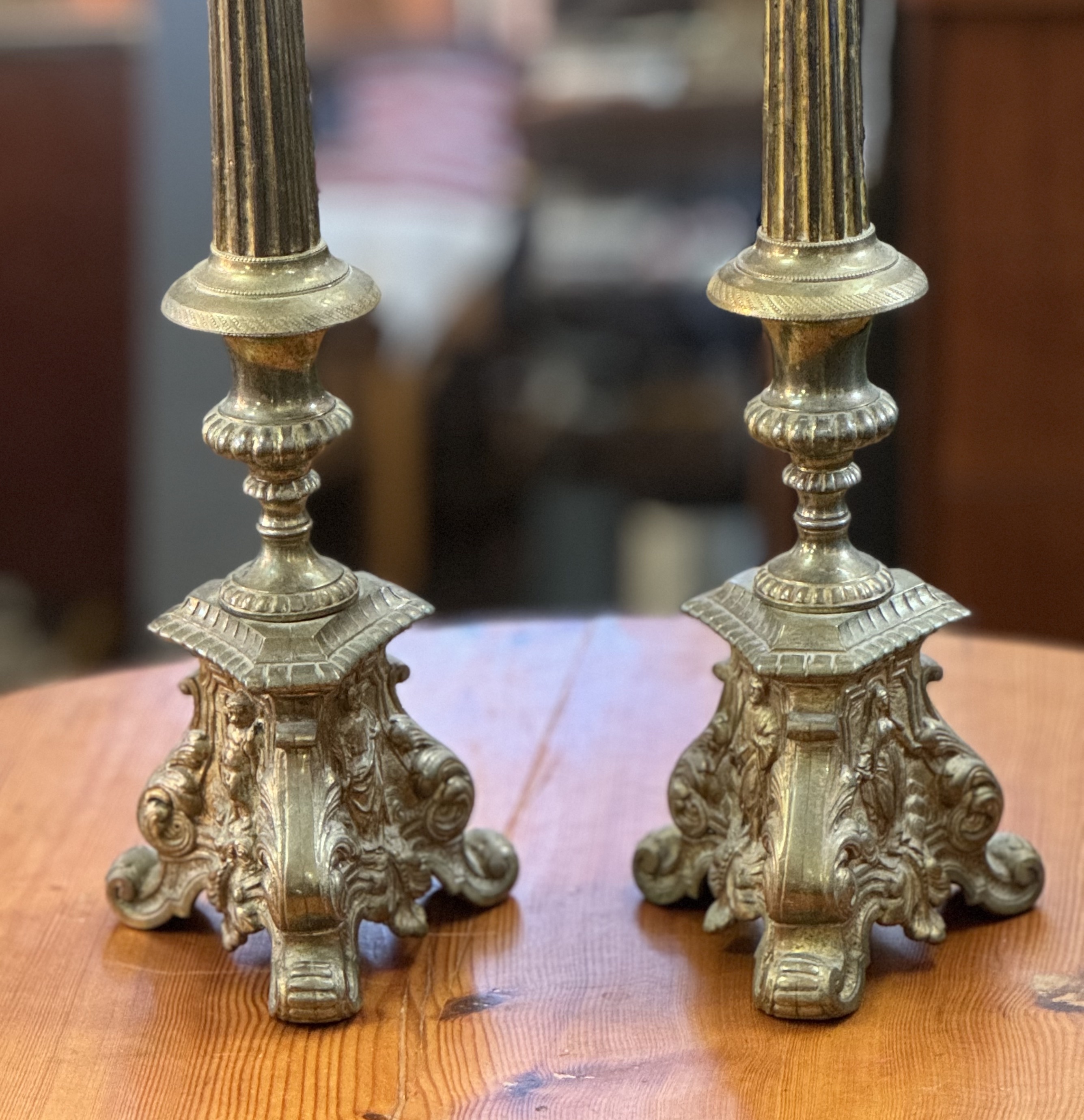 Två vackra altarljusstakar, 1800-tal