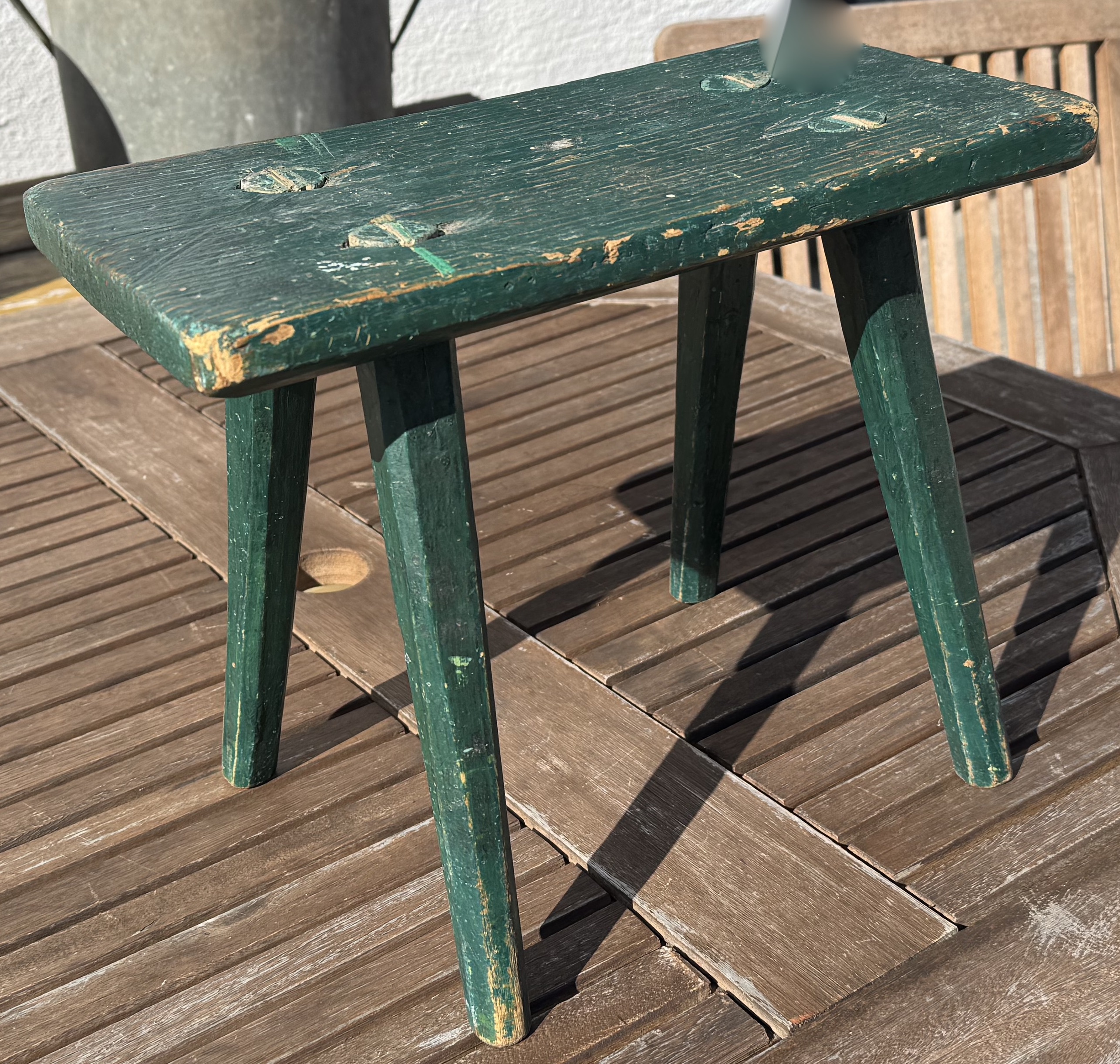 Vacker liten grön allmoge pall