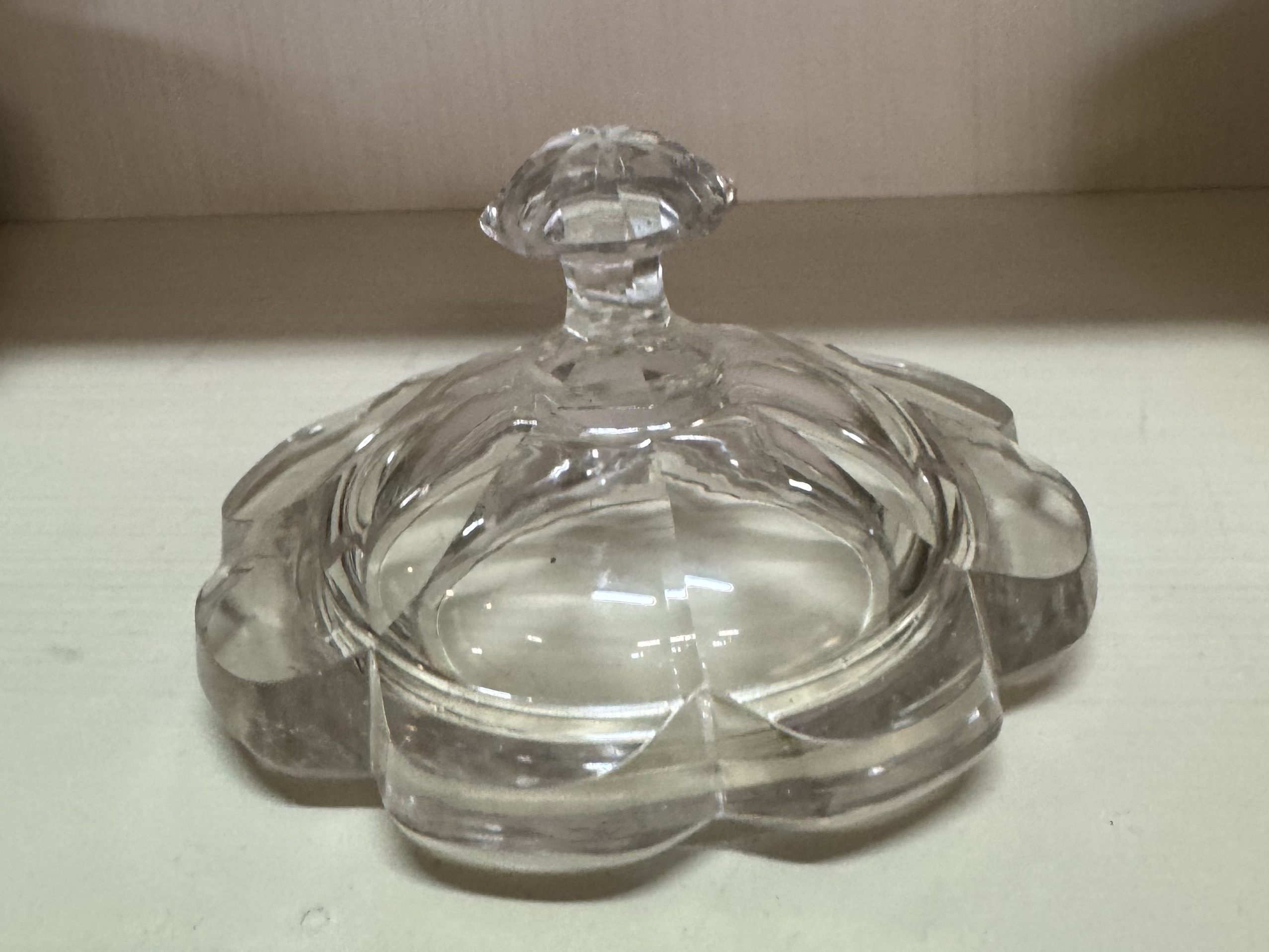 Underbar "bonbon" skål med lock, 1800-tal