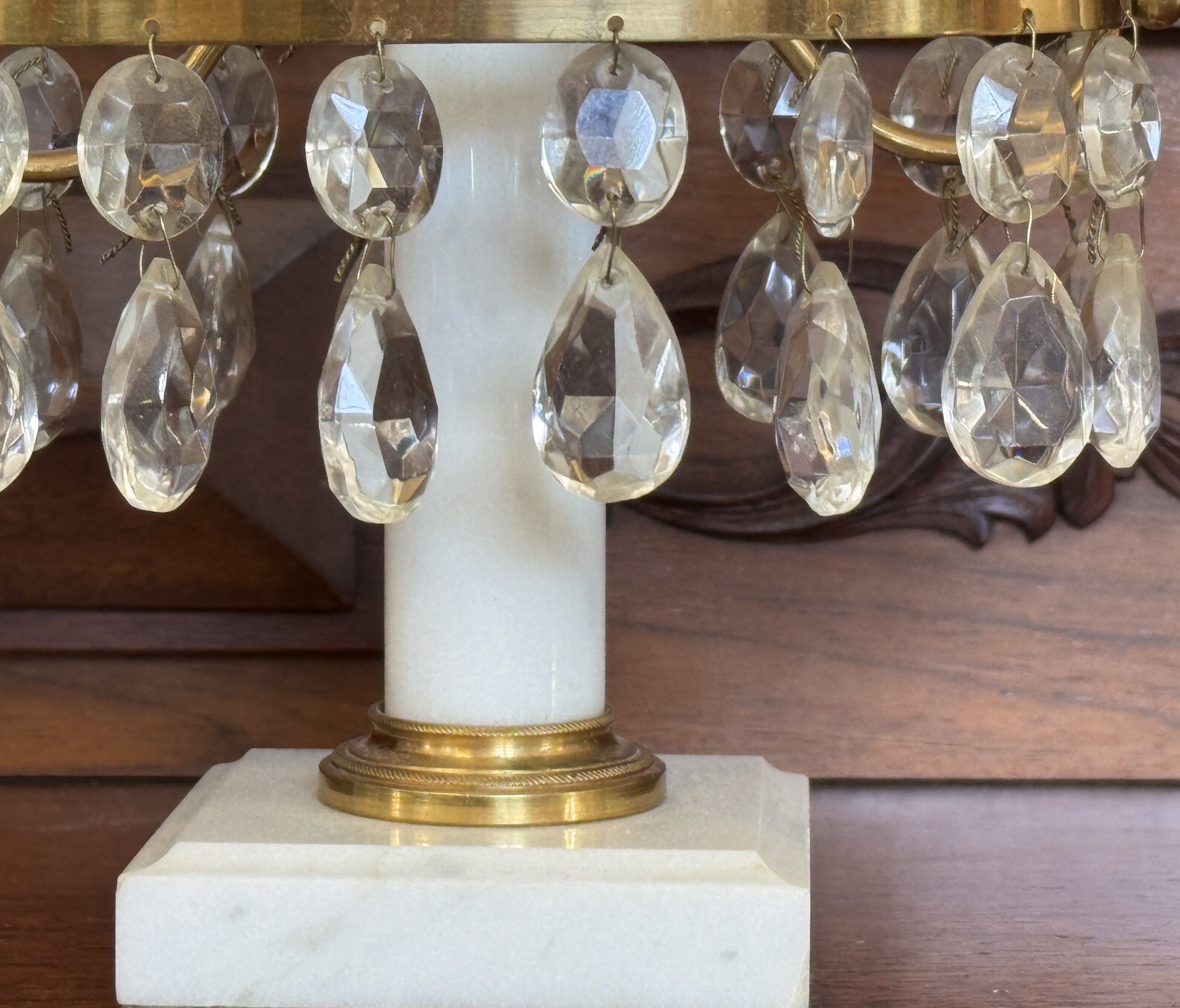 Ett par lystrar, marmor, mässing och kristall