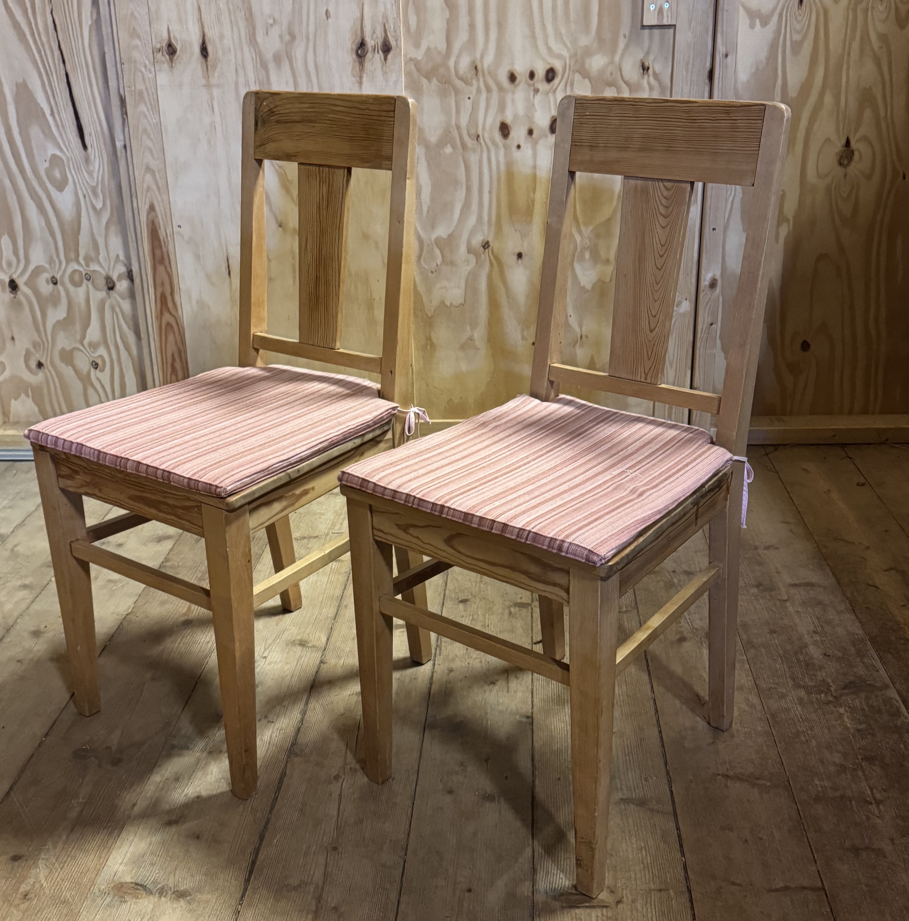 Två fina stolar