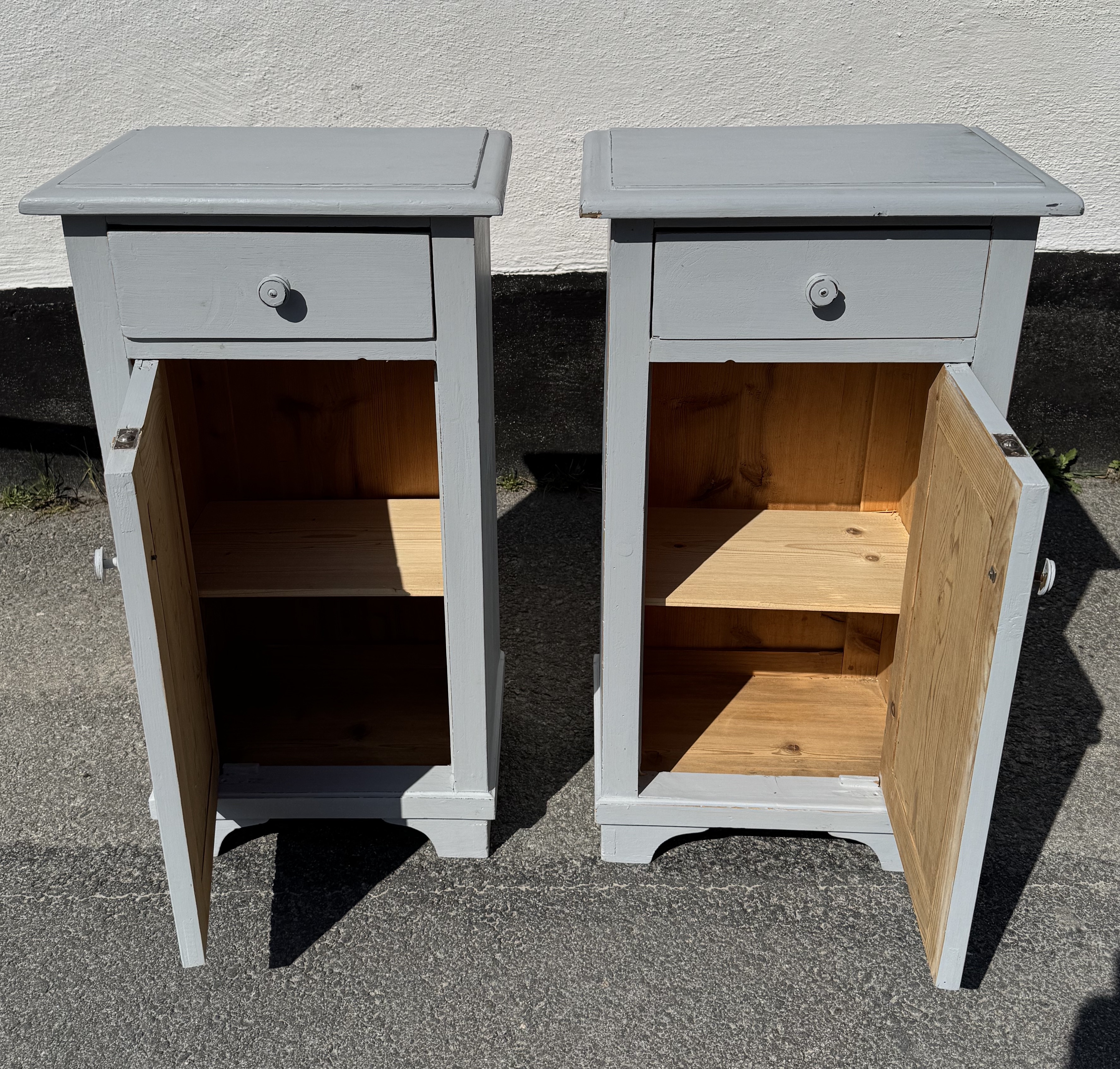 Ett par härliga grå sängbord