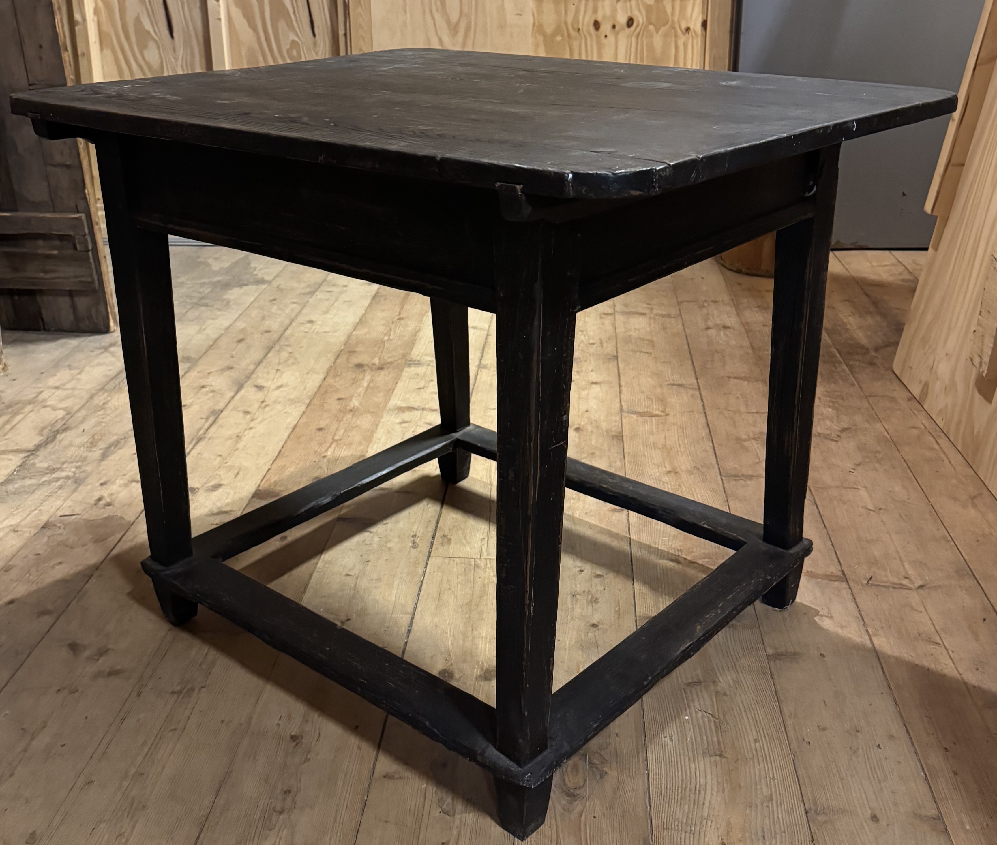 Läckert svart bord / köksö med liten låda