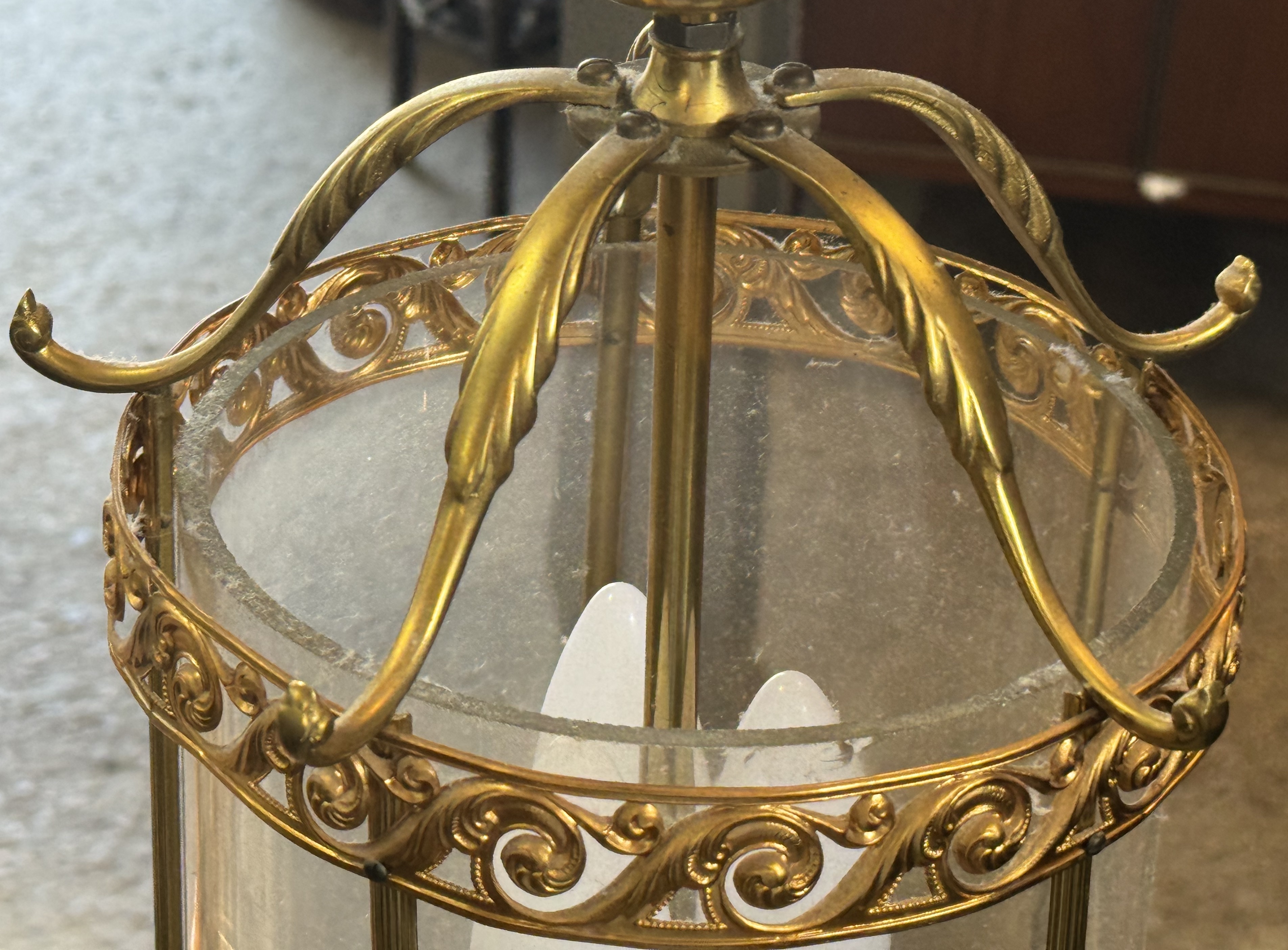 Vacker taklampa/ lykta, glas och mässing