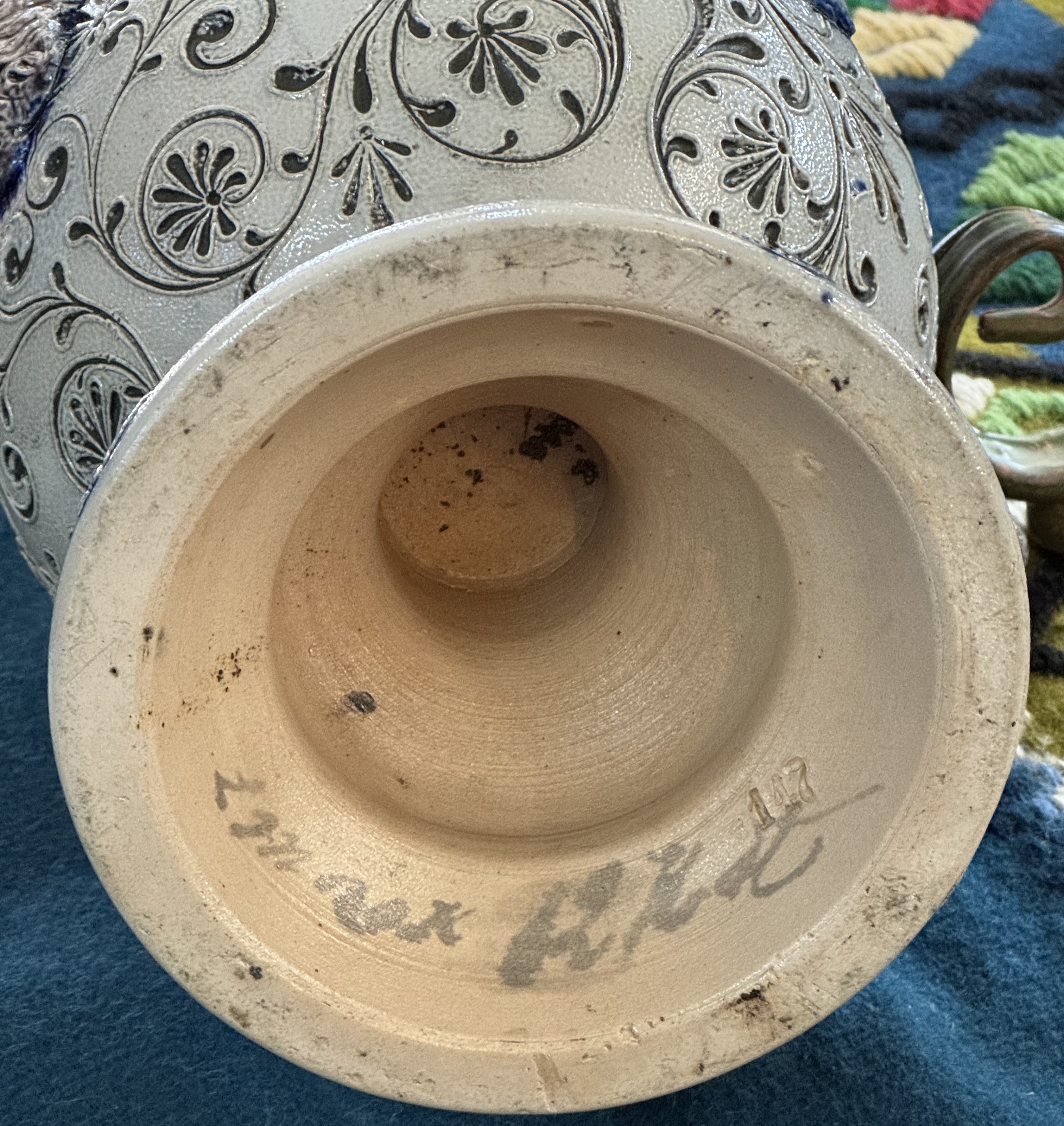 Vacker amfora i porslin