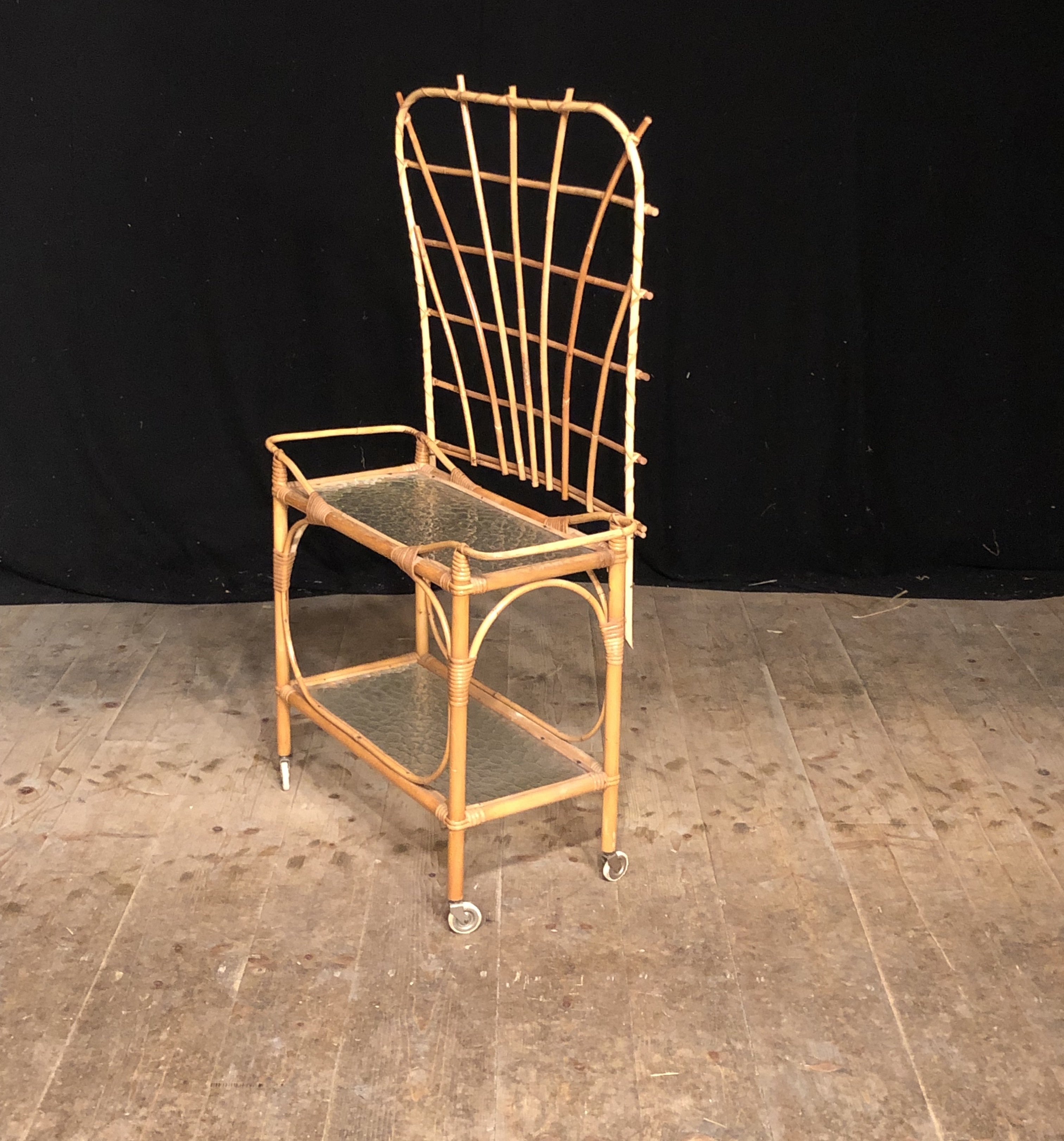 Härligt blombord med spalje i bambu