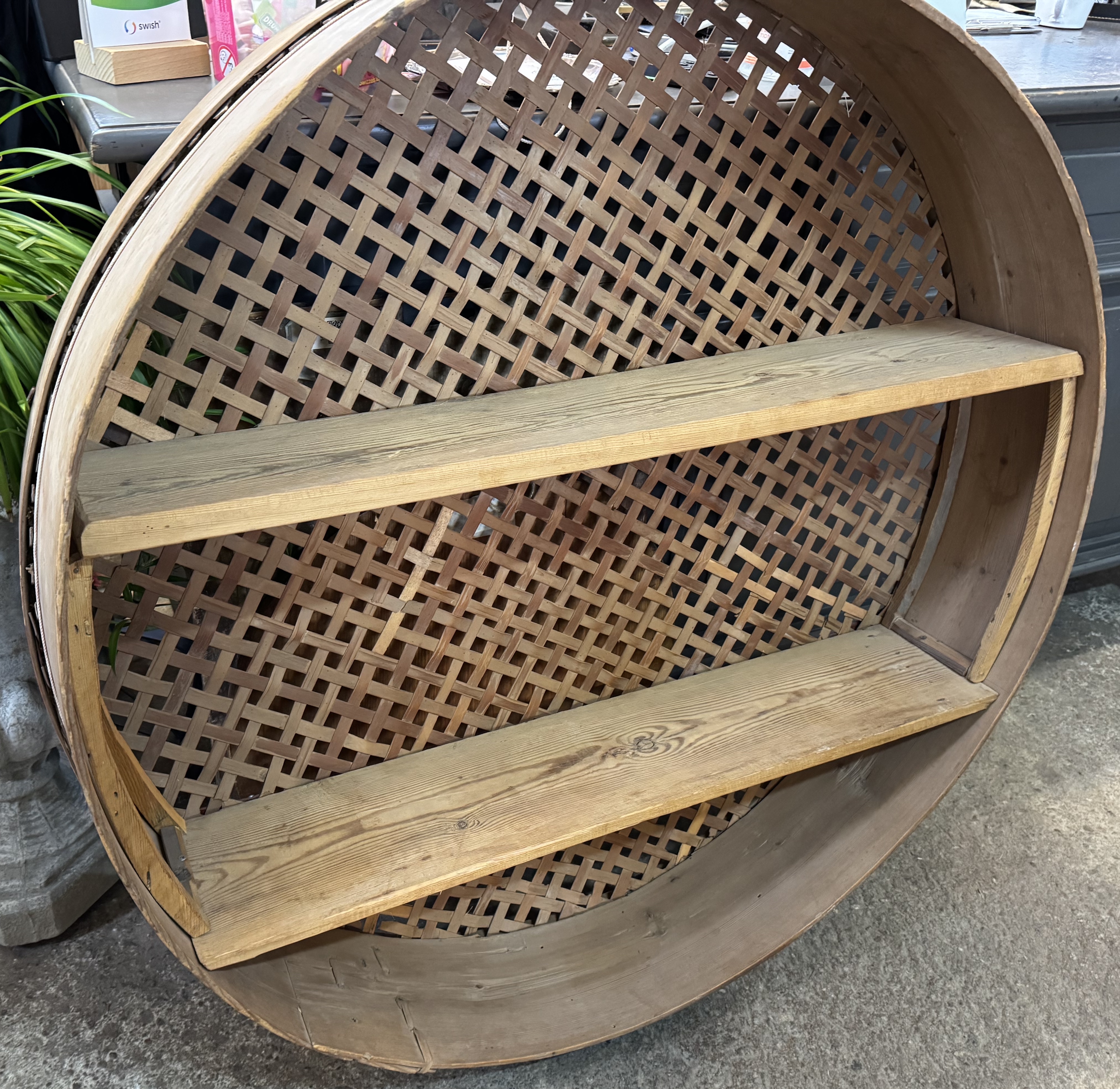 Underbar stor sållhylla