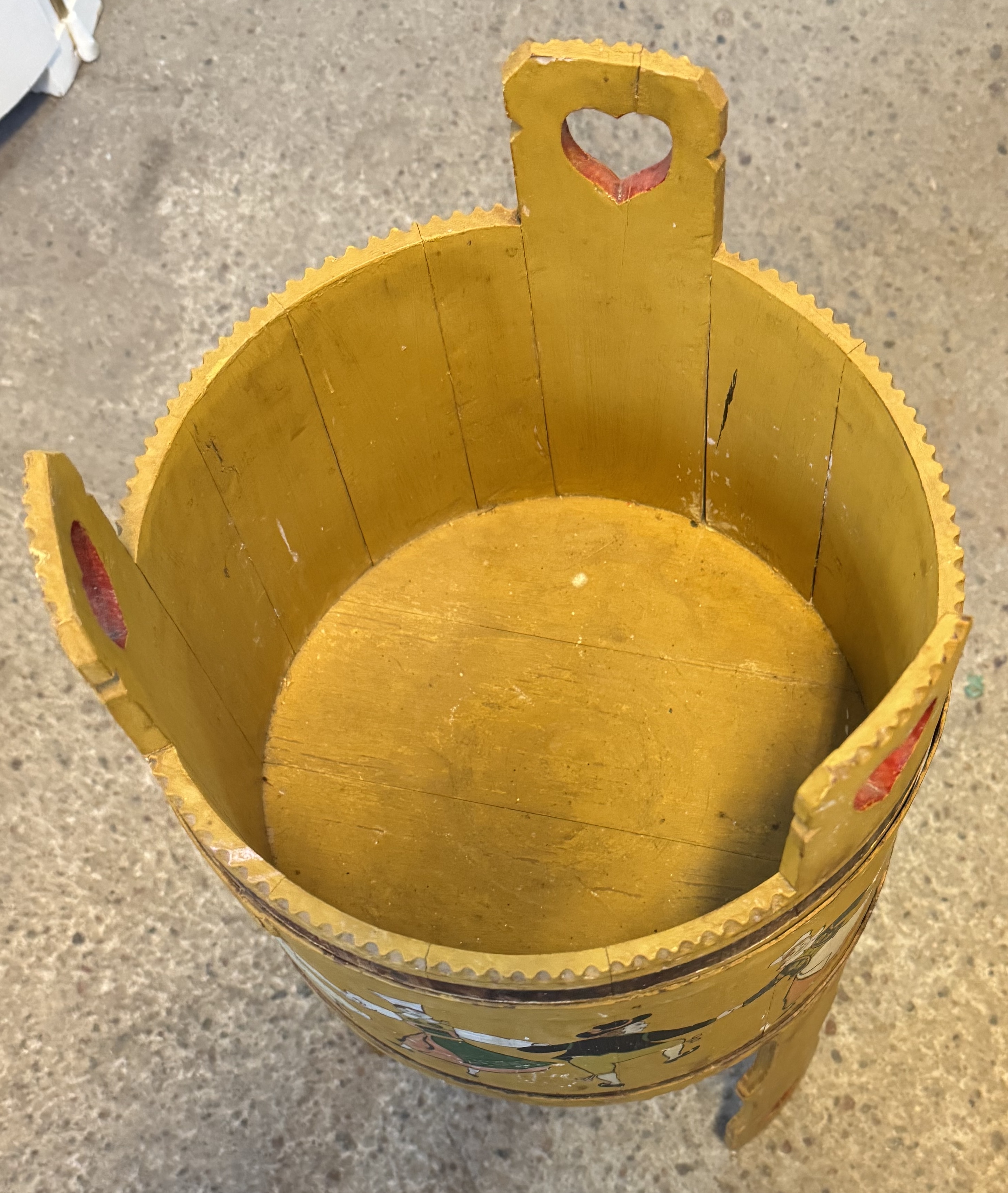 Läckert träkärl på ben, tidigt 1900-tal