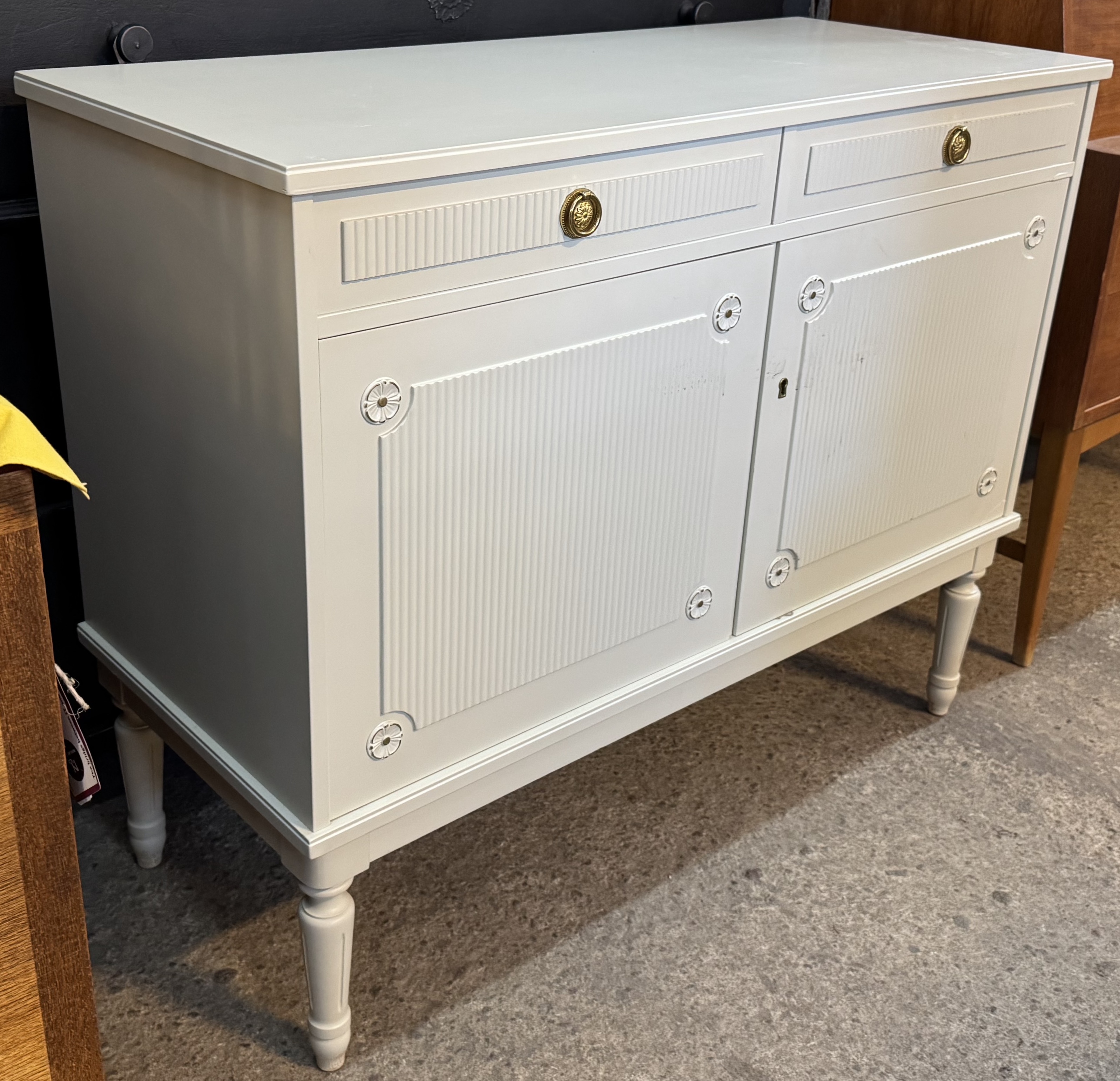 Mindre skänk i Gustaviansk stil