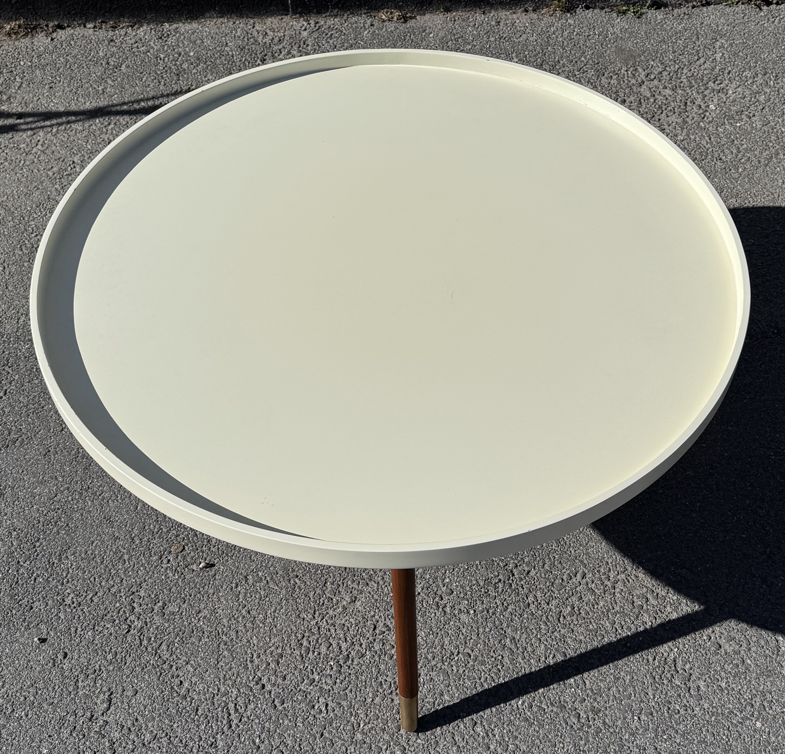 Läckert soffbord / blombord med mässings fötter